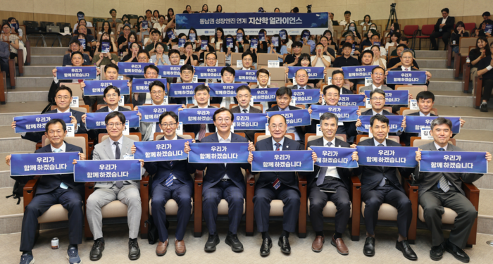 전재수 부산시장(앞줄 왼쪽 네번째)과 최재원 부산대 총장(다섯번째)이 '동남권 성장엔진 연계 지산학 얼라이언스' 출범식에서 참여 기업 대표들과 동남권 지산학연 협력을 다짐하고 있다.