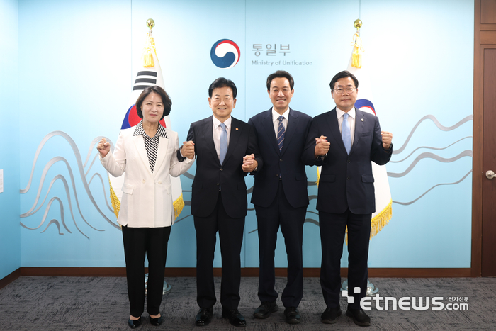 (왼쪽부터) 추미애 경기지사, 정동영 통일부장관, 우상호 강원지사, 박찬대 인천시장 등이 27일 정부서울청사에서 열린 '제2차 접경지역 평화안전 연석회의'에서 기념 촬영했다. 경기도 제공.