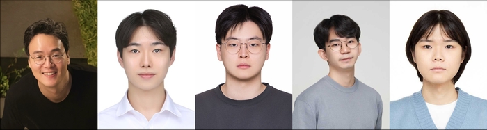 왼쪽부터 KAIST AI 컴퓨팅학과 & 전산학부 안성진 교수, 백두진 석사과정, 이규빈 석사과정, 백준엽 박사과정, 이호성 석사과정.