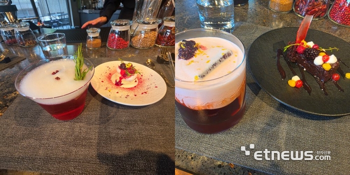 1코스 스칼렛 오미자 피즈와  히비스커스 머랭 파블로바(왼쪽), 3코스 포트로얄슈페너와초코퍼지케이크.