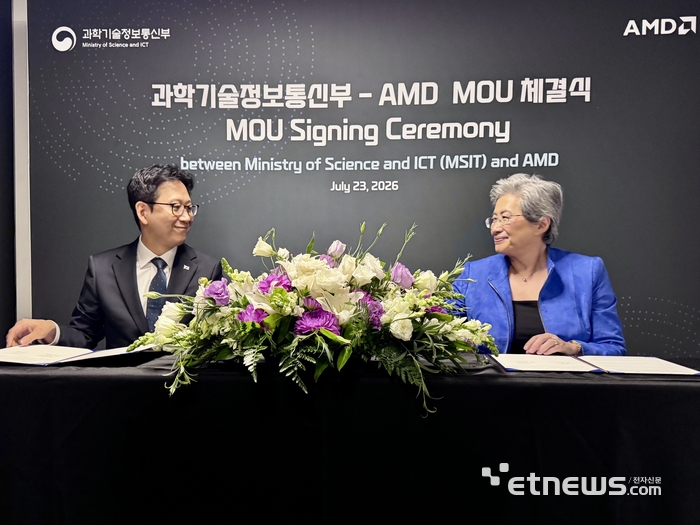 현지시간 23일 배경훈 부총리 겸과학기술정보통신부 장관(왼쪽)과 리사 수 AMD 회장이 만나 AI 반도체 생태계 협력을 위한 과기정통부-AMD간 MOU를 체결했다.
