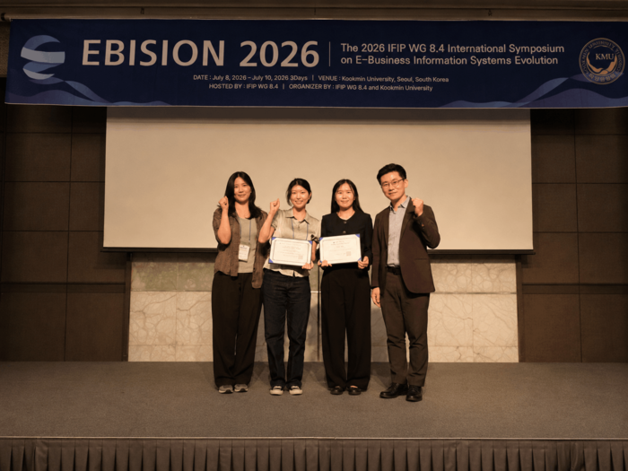 왼쪽부터 성신여대 융합보안공학과  이연우 학생, 박수지 학생, 박소현 교수, 이일구 교수(사진=성신여대)