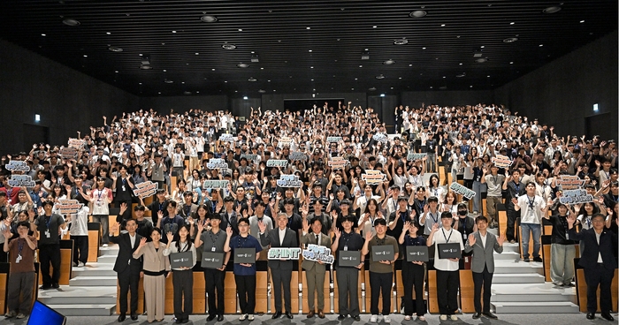 성 김 현대차그룹 사장(왼쪽 6번째)과 김영훈 고용노동부 장관(왼쪽 7번째) 등 주요 관계자와 교육생이 27일 현대차그룹 인재개발원 경주 캠퍼스에서 열린 청년 인재 육성을 위한 직무역량 강화 교육 프로그램 'HINT(HMG Incubation of New Talent)' 1기 합동 입교식에 참석했다.