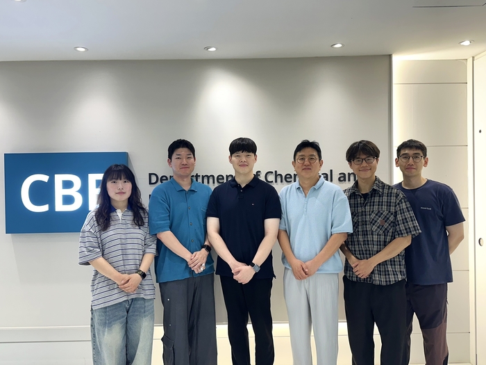 사진 왼쪽부터 이가연 박사과정, 장민규 석박사통합과정, 김창환 석박사통합과정, 서준기 교수, 허남욱 석박사통합과정, 웬슈안 주 박사후 연구원.