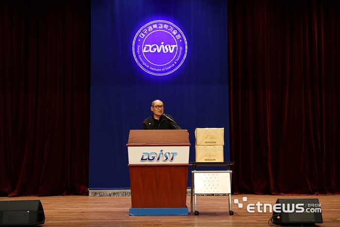 최진민 귀뚜라미그룹 회장이 학생들에게 격려의 인사를 하고 있다