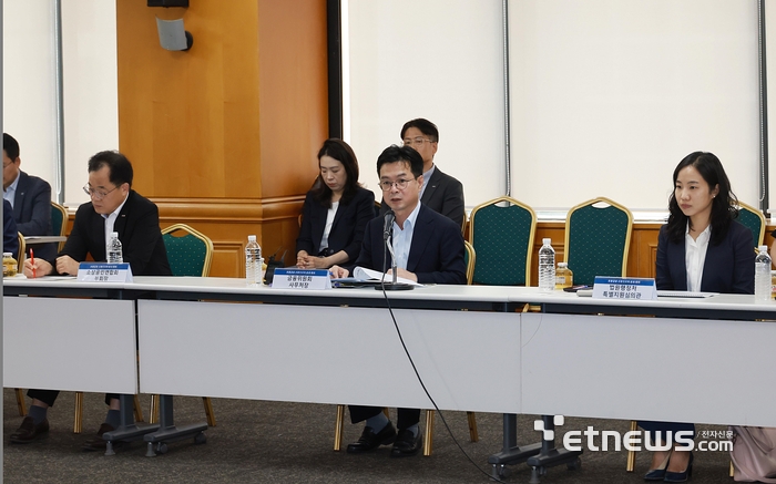 신진창 금융위원회 사무처장이 27일 서울 중구 은행회관에서 개최한 '포용금융 전략 추진단' 신용인프라 분과회의와 제7차 신용평가체계 개편 태스크포스(TF)에서 소상공인 전용 신용평가체계(SCB) 은행권 도입을 위한 준비상황을 점검하고, 관계기관·전문가·소비자단체 등의 의견을 수렴했다. [사진= 금융위 제공]