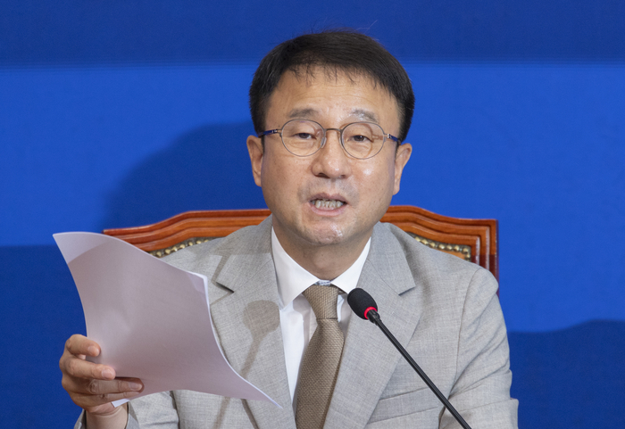 한병도 더불어민주당 대표 직무대행 겸 원내대표가 27일 국회에서 열린 최고위원회의에서 발언하고 있다. 연합뉴스
