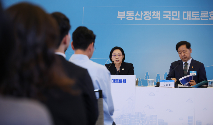 한성숙 국무총리가 27일 서울 중구 대한상공회의소 국제회의장에서 열린 부동산정책 국민 대토론회에 참석, 발언하고 있다. 연합뉴스