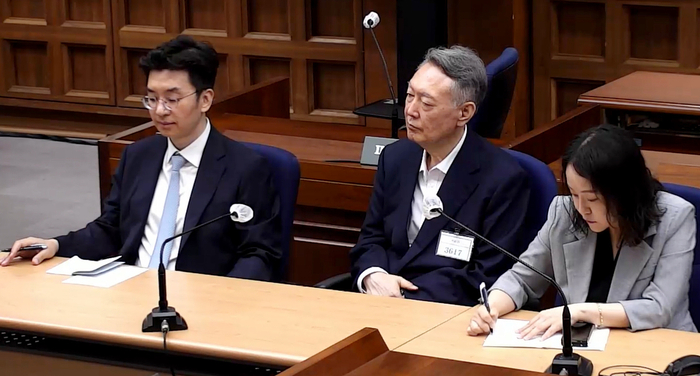 윤석열 전 대통령이 27일 서울 서초구 서울중앙지방법원에서 열린 공직선거법 위반 혐의 사건 1심 선고 공판에 출석해 선고 주문을 듣고 있다. 2026.7.27 서울중앙지법 제공.
