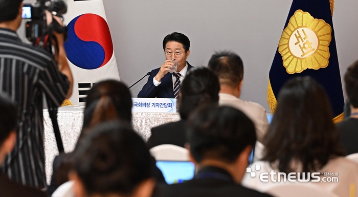 [포토] 물 마시는 조정식 국회의장