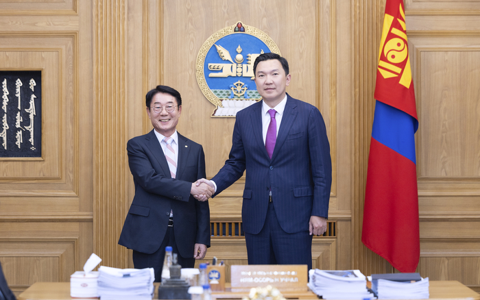 이형주 한국전기공사협회 회장(왼쪽)이 27일 몽골 울란바토르 총리실에서 냠오소르 오츠랄 몽골 총리를 예방하고 한·몽 전력 인프라 협력 방안을 논의했다. 사진 출처 : 한국전기공사협회