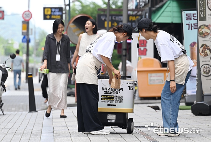 [포토] 배달 잘 해줘~ '개미'야