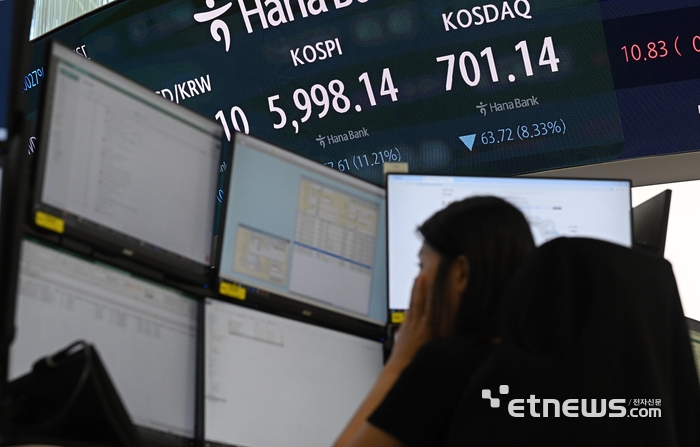 서울 을지로 하나은행 딜링룸 전광판에 주요 지수가 표시되어 있다.  이동근기자 foto@etnews.com