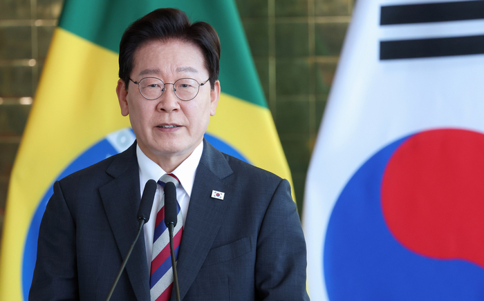 이재명 대통령이 27일(현지시간) 브라질리아 대통령관저에서 열린 루이스 이나시우 룰라 다시우바 브라질 대통령과의 한-브라질 공동언론발표에서 발언하고 있다. 연합뉴스