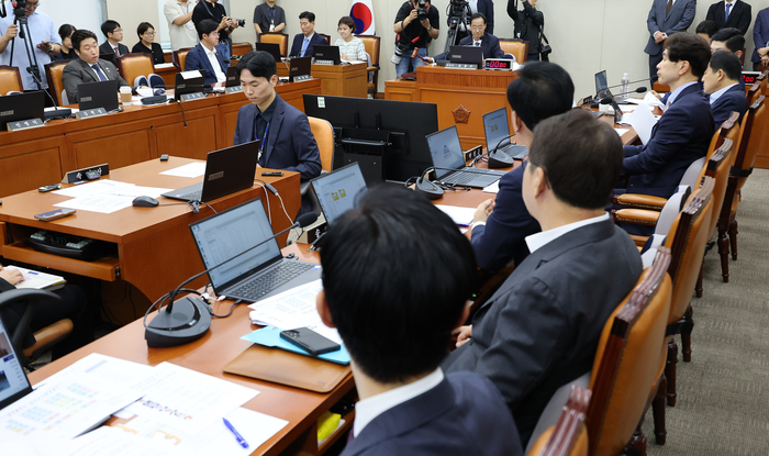 유동수 위원장이 지난 7월 28일 국회에서 열린 정무위원회 전체회의에서 의사봉을 두드리고 있다. (사진=연합뉴스)