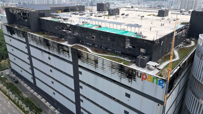 인천 서해구 쿠팡32물류센터 건물 외부가 까맣게 그을려 있다. 〈자료:연합뉴스〉