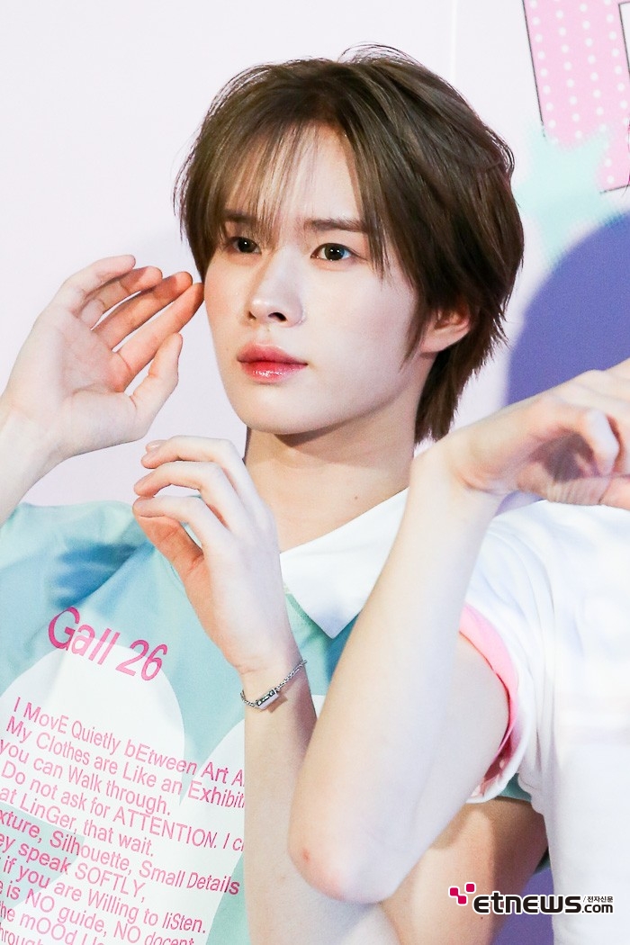 [ET포토] 투어스 경민, '조각 콧날'