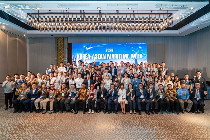 '2026 한-아세안 마리타임 위크(KOREA-ASEAN Maritime Week)'에 참석한 관계자들이 기념촬영을 하고 있다. (사진=코트라)