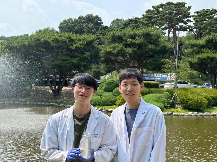 건설 및 환경공학과의 김영주 박사과정(왼쪽), 명재욱 교수
