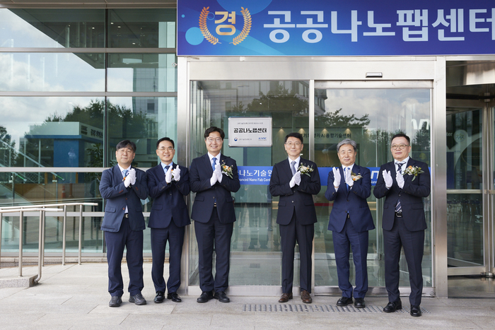 과학기술정보통신부는 29일 경기 수원시 한국나노기술원에서 공공나노팹센터 현판식을 개최했다.(왼쪽부터)김창주 한국나노기술원 책임, 변대석 한국나노기술원장, 구혁채 과기정통부 제1차관, 김성중 경기도 행정1부지사, 박흥수 나노종합기술원장, 이향수 나노종기원 경영본부장(사진=과학기술정보통신부)