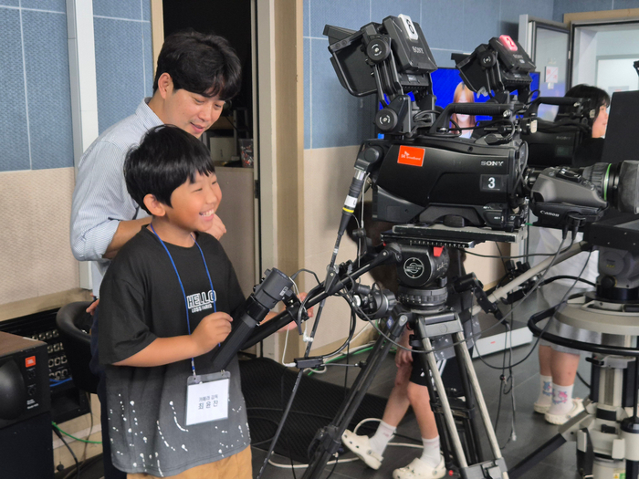 SK브로드밴드는 '행복얼라이언스 스쿨'의 일환으로, B tv 인천방송에서 지역 어린이 대상 방송국 견학 및 방송 제작 실습 교육을 진행했다고 29일 밝혔다. 프로그램에 참가한 어린이들이 방송 제작 실습을 하고 있다.[SKB 제공]