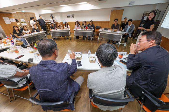 KT가 서울 영등포구 서울외국인주민센터에서 제4회 고객경청포럼을 개최하고 있는 모습