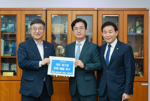허태정 대전시장(사진 가운데)이 29일 국회에서 박용갑 국회의원과 윤호중 행정안전부 장관을 만나 중수청 대전청 재이전을 요청했다.