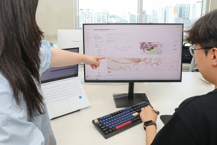 동아쏘시오그룹 임직원들이 AI 신약개발 플랫폼 'AIDDP'를 활용하고 있다.
