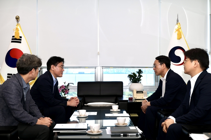 문성요 새만금개발청장이 김재준 군산시장과 최정호 익산시장을 잇따라 만나 현대자동차그룹 투자 지원과 새만금 개발 성과 확산을 위한 지역 협력 방안을 논의했다.