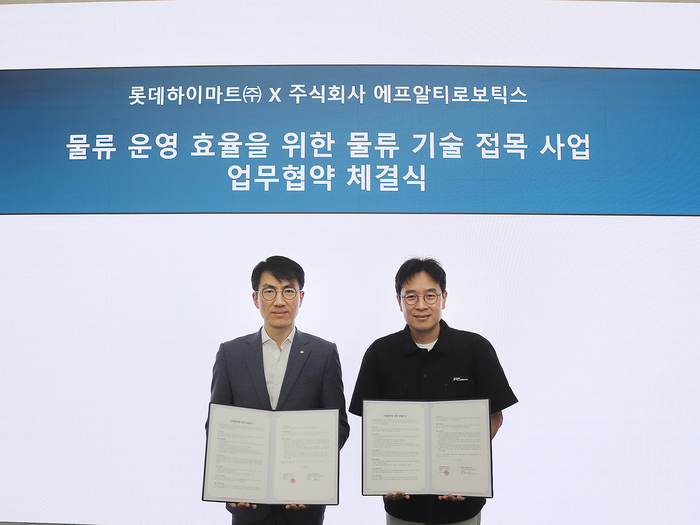 신현채 롯데하이마트 SCM부문장(왼쪽)과 장재호 에프알티로보틱스 대표