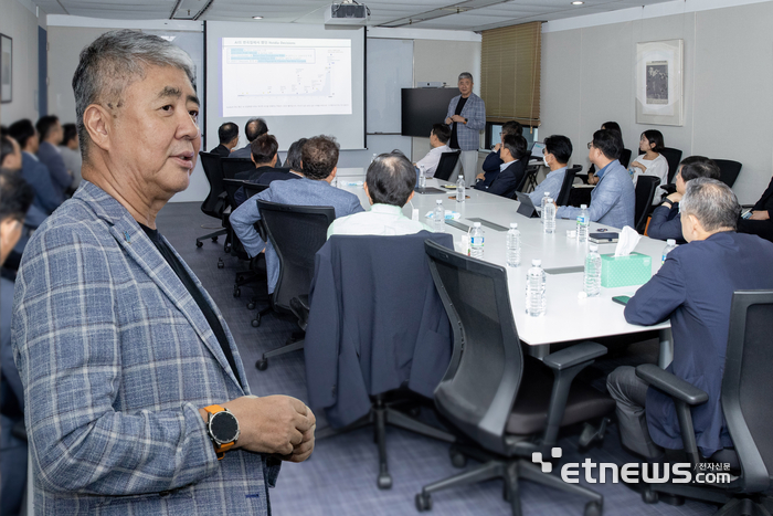 장동인 KAIST AI 대학원 책임교수가 에스넷그룹 사장단을 대상으로 특강을 하는 모습.