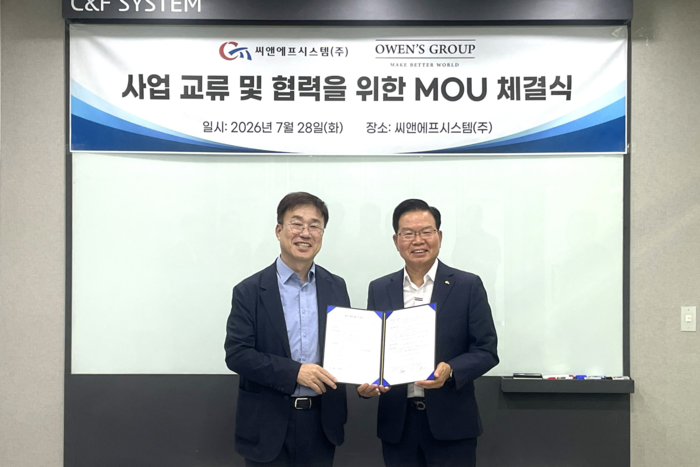 박정수 씨앤에프시스템 대표(오른쪽)와 백광진 오웬스그룹 대표가 업무협약을 체결했다.