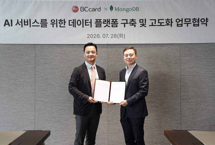 비씨카드는 28일 서울 중구 소재 비씨카드 본사에서 몽고DB와 AI 데이터 플랫폼 고도화를 위한 협력 방안을 논의했다. 오성수 비씨카드 상무(왼쪽), 장정욱 몽고DB 한국지사장