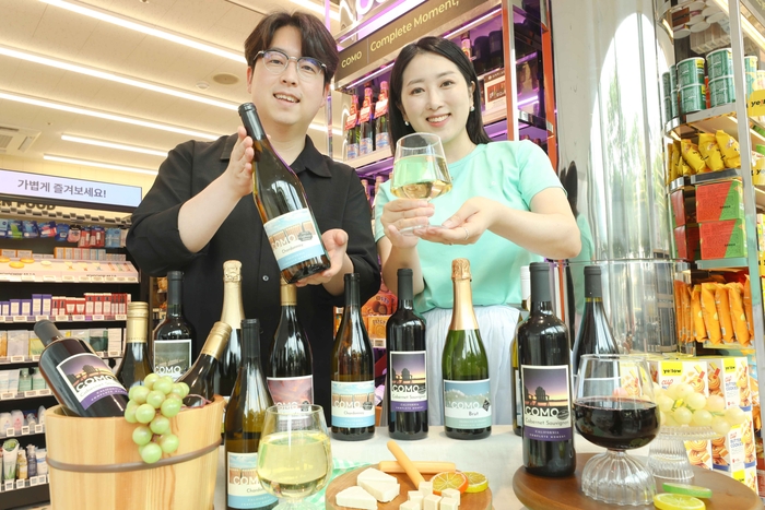 이마트24는 오는 30일부터 자체 와인 브랜드 '꼬모'로 데일리 와인 2종을 선보인다고 28일 밝혔다.