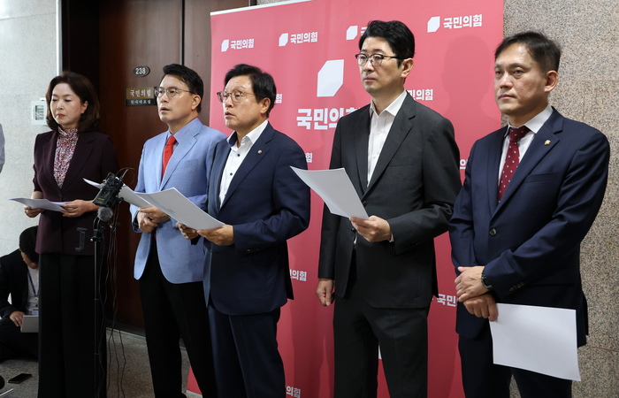 국민의힘 법사위원들, 형소법 개정안 소위 의결 규탄. 사진=연합뉴스