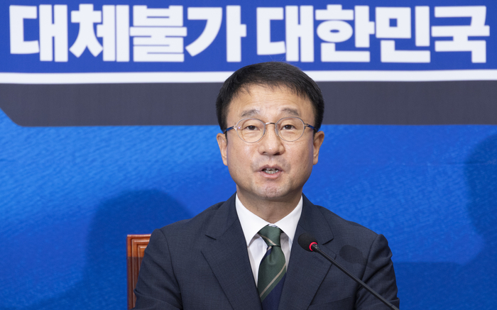 더불어민주당 한병도 당 대표 직무대행 겸 원내대표가 29일 국회에서 열린 최고위원회의에서 발언하고 있다. 연합뉴스