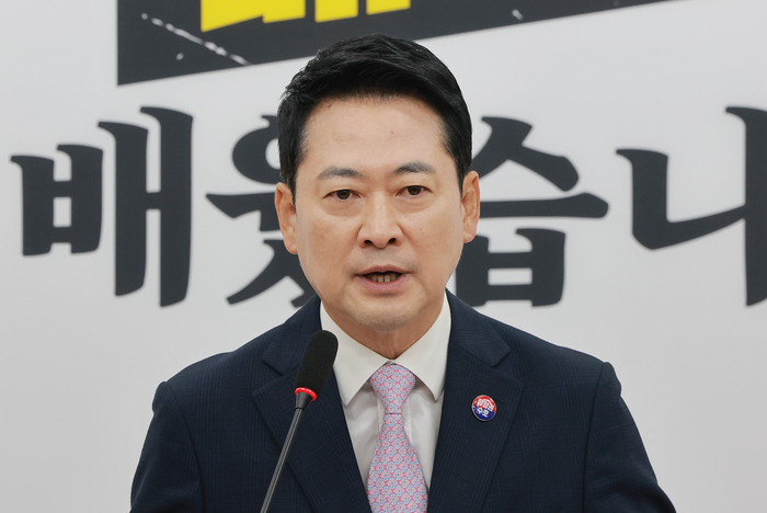 국민의힘 장동혁 대표가 29일 국회에서 전날 '현직 대통령 연임 개헌은 국민 선택의 문제'라고 한 조정식 국회의장의 발언, 선관위 특검 등 현안과 관련해 기자회견하고 있다. 사진=연합뉴스
