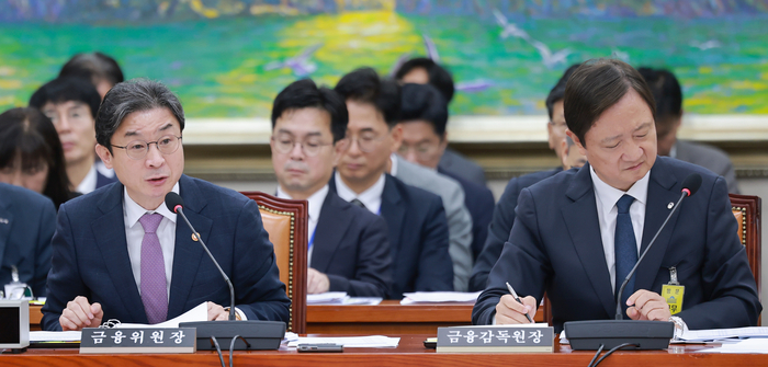 이억원 금융위원장이 29일 국회에서 열린 정무위원회 전체회의에서 의원 질의에 답하고 있다. 오른쪽은 이찬진 금융감독원장. 연합뉴스