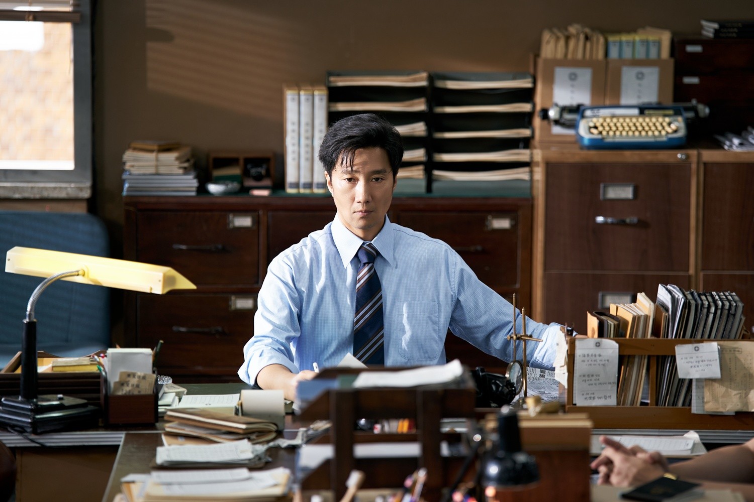 박해일의 강렬 스크린 귀환…'암살자(들)' 캐릭터 스틸