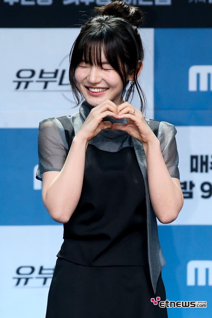 [ET포토] 이은샘, '하트하려니 어색해'