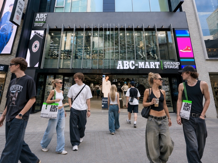 ABC마트, 상반기 외국인 매출 40%↑…K쇼핑 신발로 확산