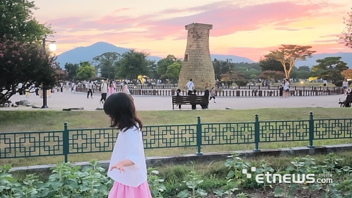경주 첨성대에서 DJI 오즈모 포켓 4P의 광각 카메라로 촬영한 동영상의 한 장면. 일몰 직후인 오후 7시41분부터 약 3분간 촬영했다. 촬영이 이어지며 자동 노출이 조정돼 인물과 배경이 밝아졌다. 한국천문연구원 기준 이날 경주 지역 일몰 시각은 오후 7시33분이었다.