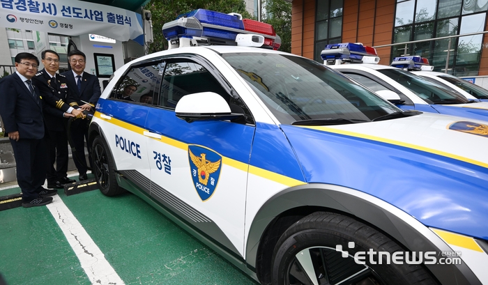 경찰 차량의 전기차 전환을 위한 업무협약식이 30일 서울 강남구 강남경찰서에서 열렸다. 김성환 기후에너지환경부 장관(왼쪽부터), 유재성 경찰청장 직무대행, 윤호중 행정안전부 장관이 전기 순찰차량 충전 시연을 하고 있다. 이동근기자 foto@etnews.com