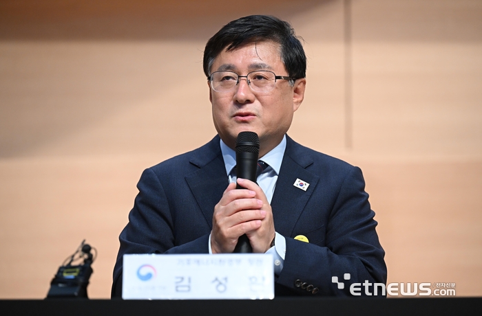 경찰 차량의 전기차 전환을 위한 업무협약식이 30일 서울 강남구 강남경찰서에서 열렸다. 김성환 기후에너지환경부 장관이 인사말을 하고 있다. 이동근기자 foto@etnews.com