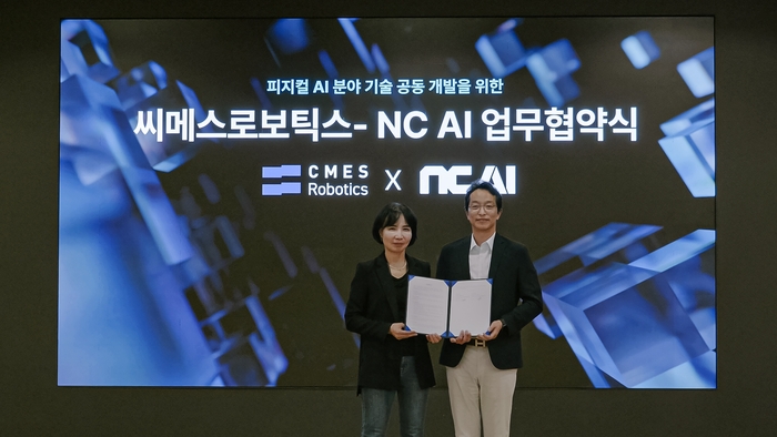 이연수 NC AI 대표(왼쪽)와 이성호 씨메스로보틱스 대표가 업무협약식에서 사진촬영하고 있다. ⓒNC AI