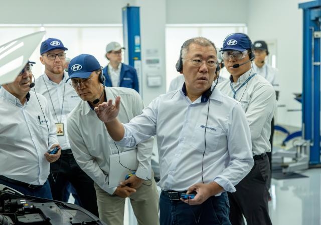 정의선 현대자동차그룹 회장이 27일(현지시간) 브라질 상파울루주 피라시카바에 위치한 현대차 브라질공장을 방문해 생산·판매 전략과 공장 생산 라인을 점검했다.