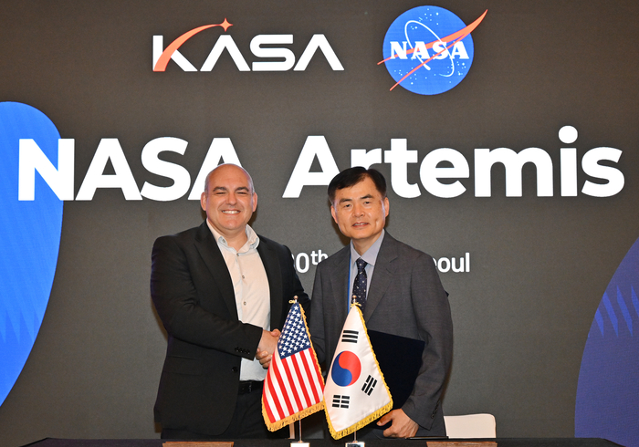 카를로스 가르시아 갈란 미국 항공우주국(NASA) 달 기지 프로그램 총괄 책임자(왼쪽)와 강경인 우주항공청 우주과학탐사부문장이 30일 서울 중구 웨스틴 조선 서울에서 열린 'KASA-NASA 아르테미스 워크숍'에서 아르테미스 협력 강화를 위한 '공동참여의향서(Joint Statement of Intent)'를 체결하고 기념촬영했다.(사진=우주항공청)