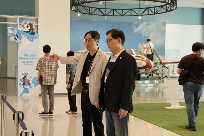 제주항공우주박물관 전시장을 둘러보고 있는 이정구 국립광주과학관 관징(오른쪽)과 김석주 제주항공우주박물관 관장.