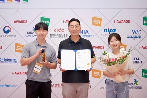 23일 서울 서초구 양재 엘타워에서 열린 '소셜아이어워드 2026' 시상식에서 웰컴저축은행 블로그 담당자들이 기념촬영하고 있다.(사진=웰컴저축은행)