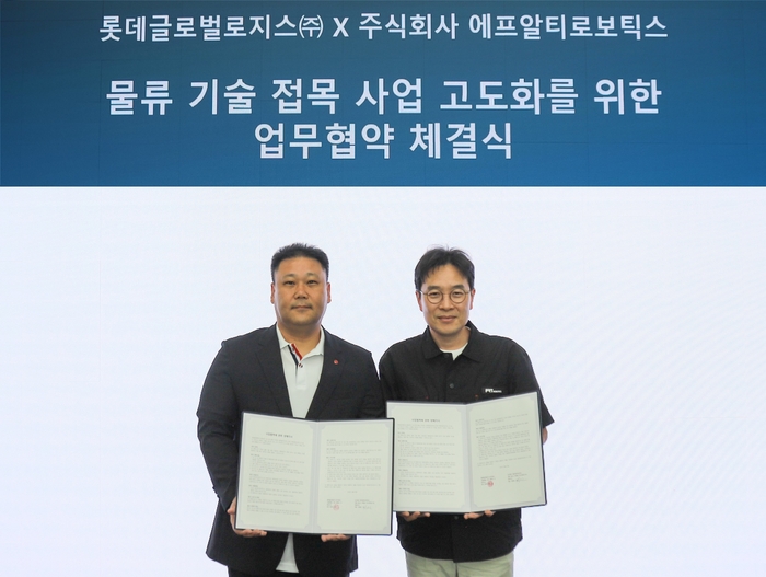육창용 롯데글로벌로지스 테크놀로지부문장(왼쪽)과 장재호 에프알티로보틱스 대표